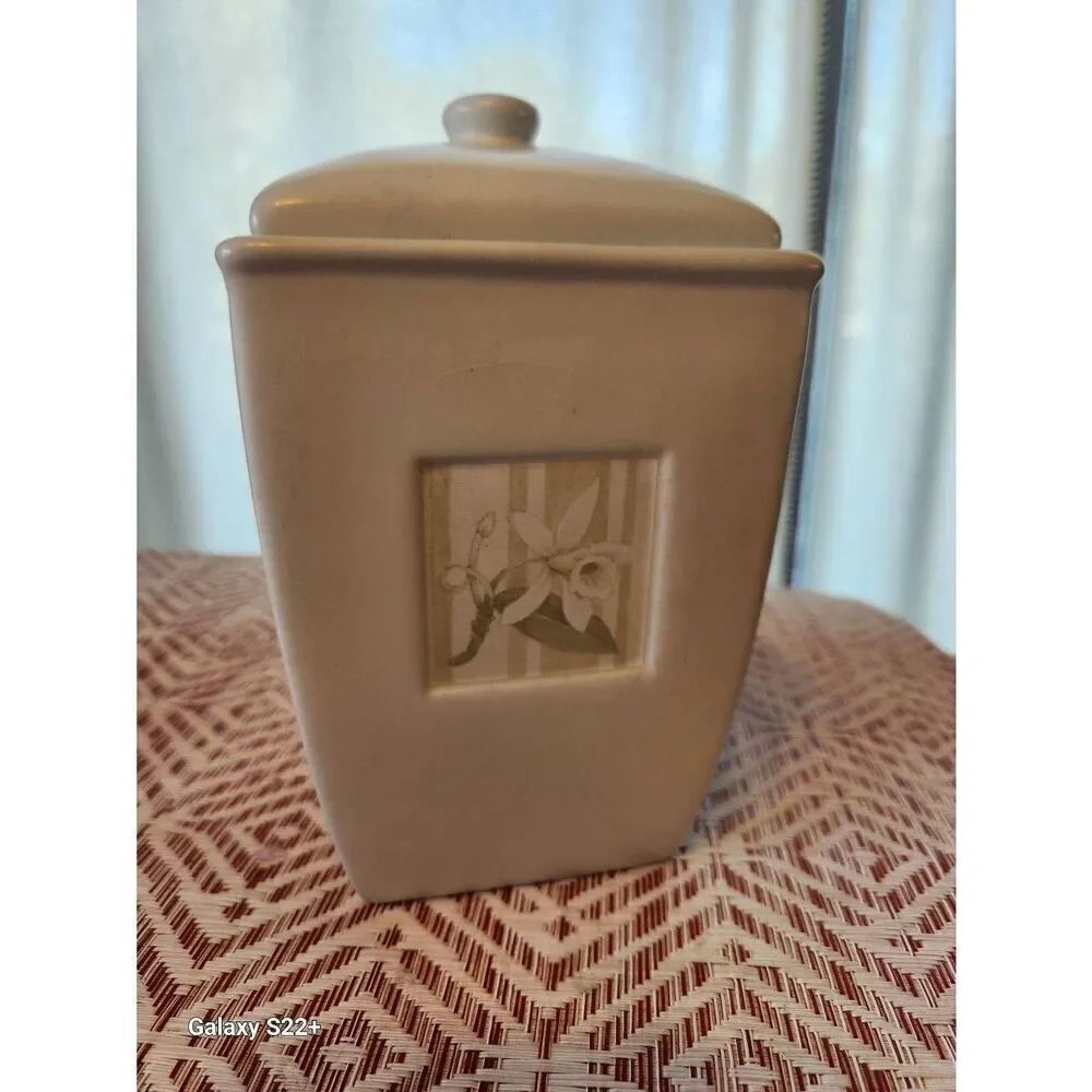 Lilly ceramic candle. Vanilla flower scent